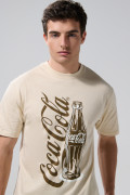 Camiseta kaki clara manga corta con diseño de Coca-Cola