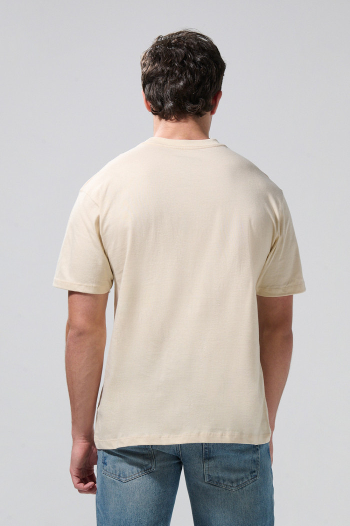 Camiseta kaki clara manga corta con diseño de Coca-Cola