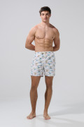 Bermuda crema clara playera con diseños de palmeras