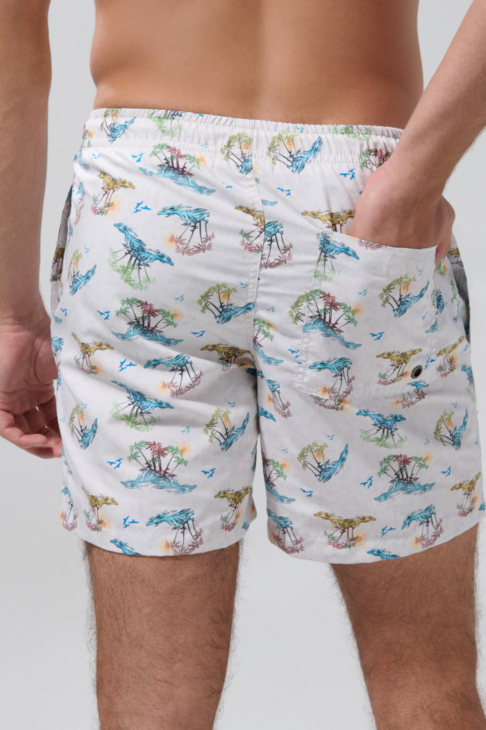 Bermuda crema clara playera con diseños de palmeras