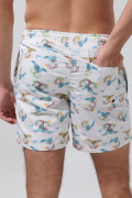Bermuda crema clara playera con diseños de palmeras