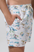 Bermuda crema clara playera con diseños de palmeras