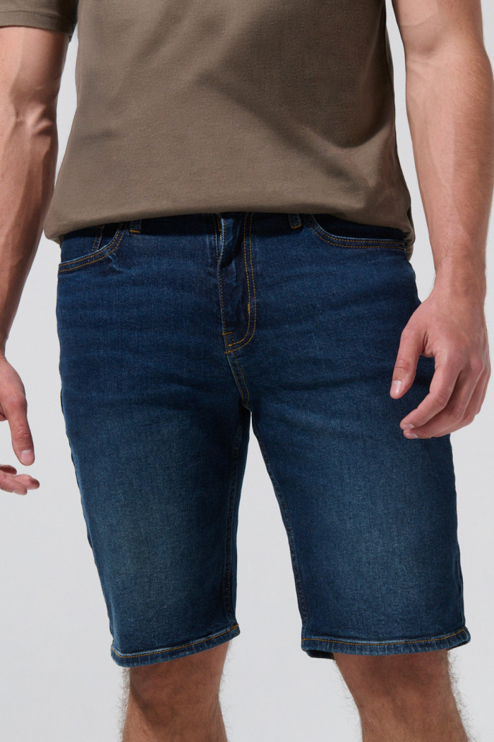 Bermuda de jean slim tiro bajo azul oscura con cremallera
