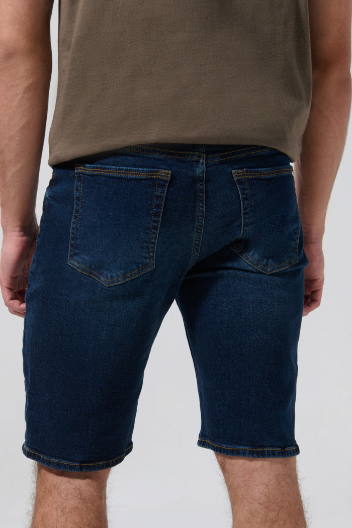 Bermuda de jean slim tiro bajo azul oscura con cremallera