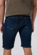 Bermuda de jean slim tiro bajo azul oscura con cremallera