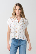 Blusa crema clara manga corta con diseño de perritos