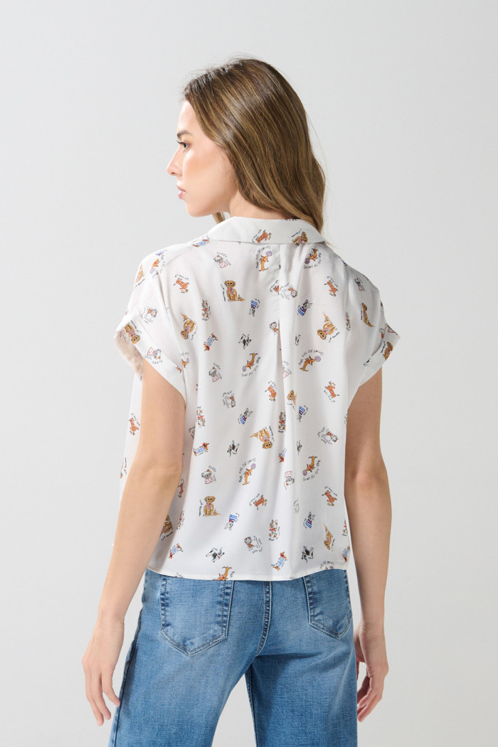 Blusa crema clara manga corta con diseño de perritos
