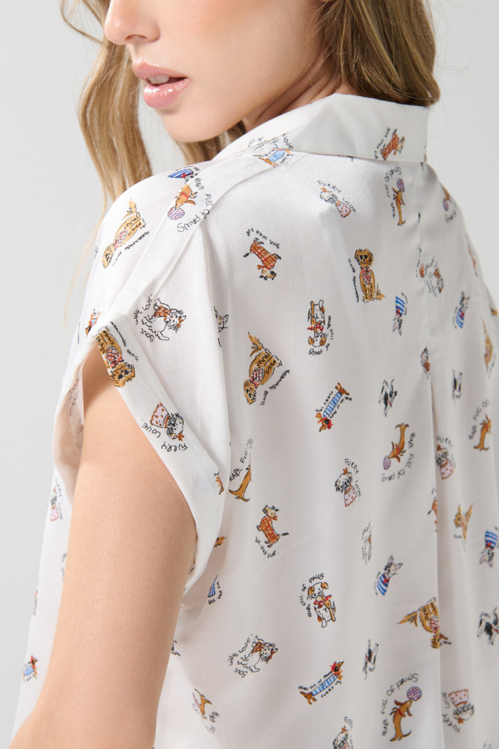 Blusa crema clara manga corta con diseño de perritos