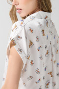 Blusa crema clara manga corta con diseño de perritos