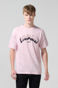 Camiseta cuello redondo rosada clara con texto college
