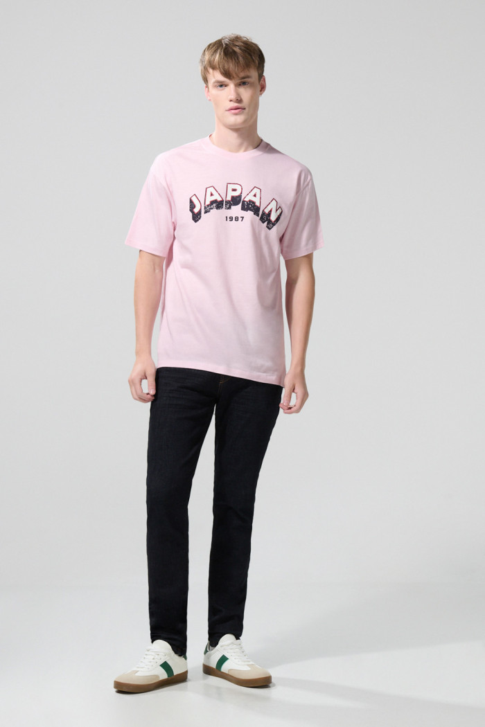 Camiseta cuello redondo rosada clara con texto college