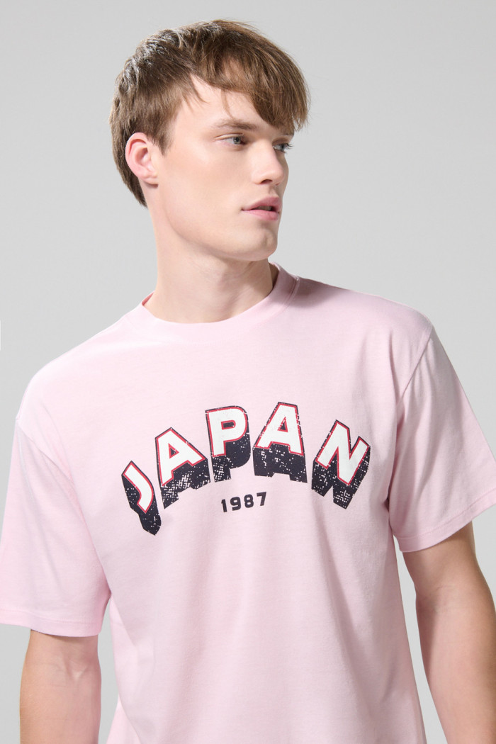Camiseta cuello redondo rosada clara con texto college