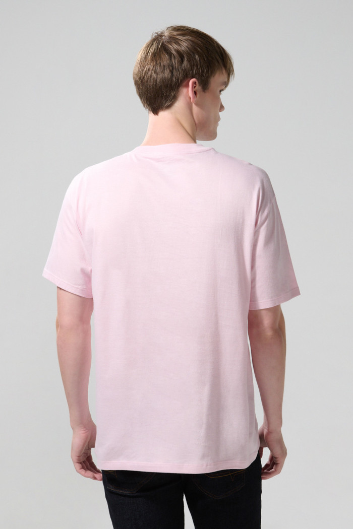 Camiseta cuello redondo rosada clara con texto college
