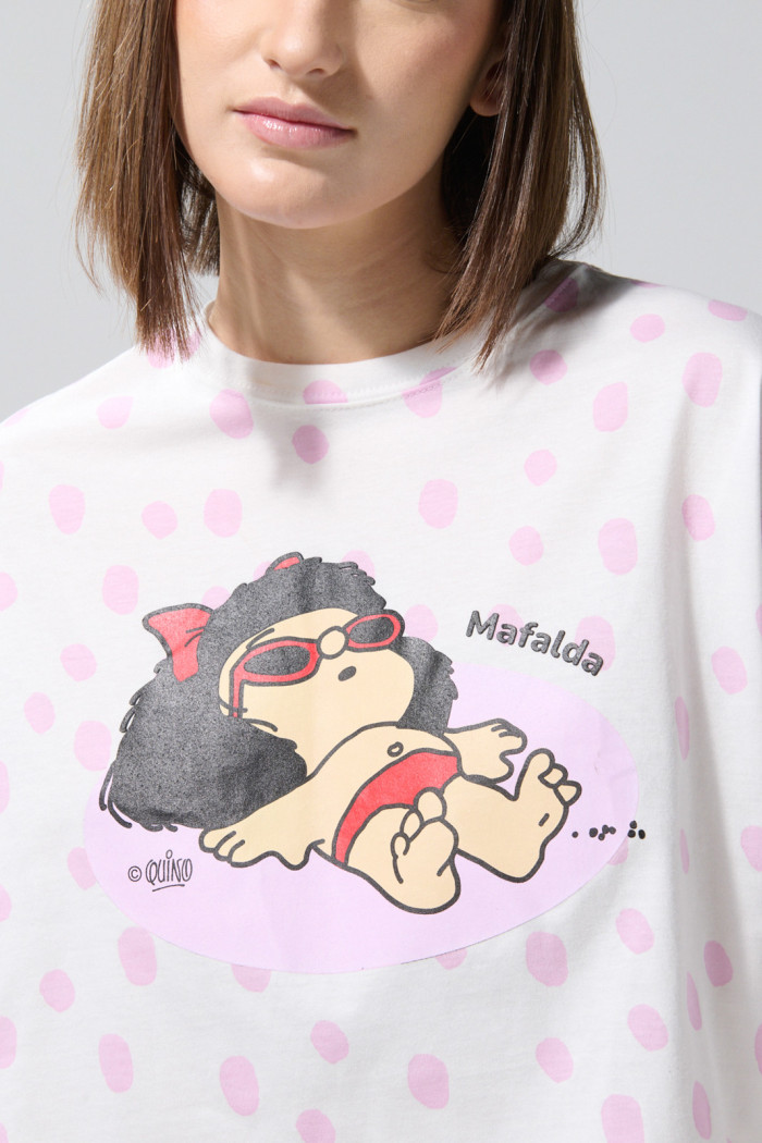 Camiseta oversize crop top crema con arte de Mafalda
