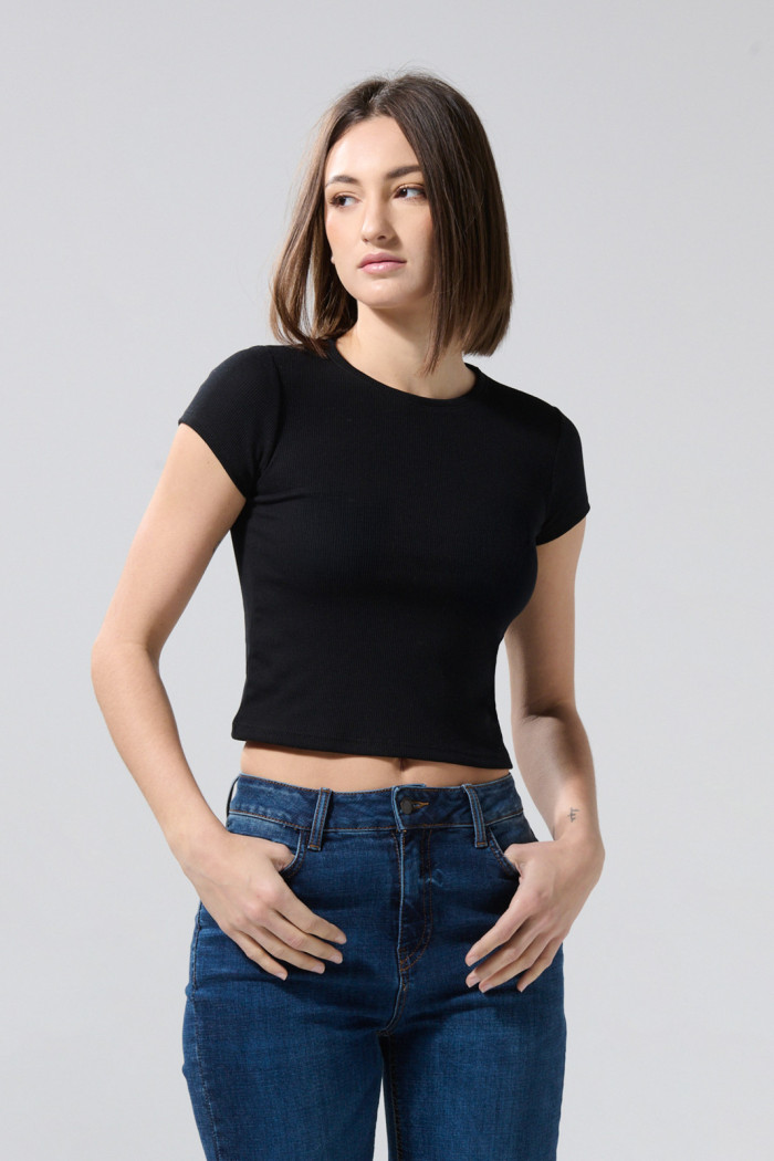Camiseta en tela acanalada unicolor con manga corta