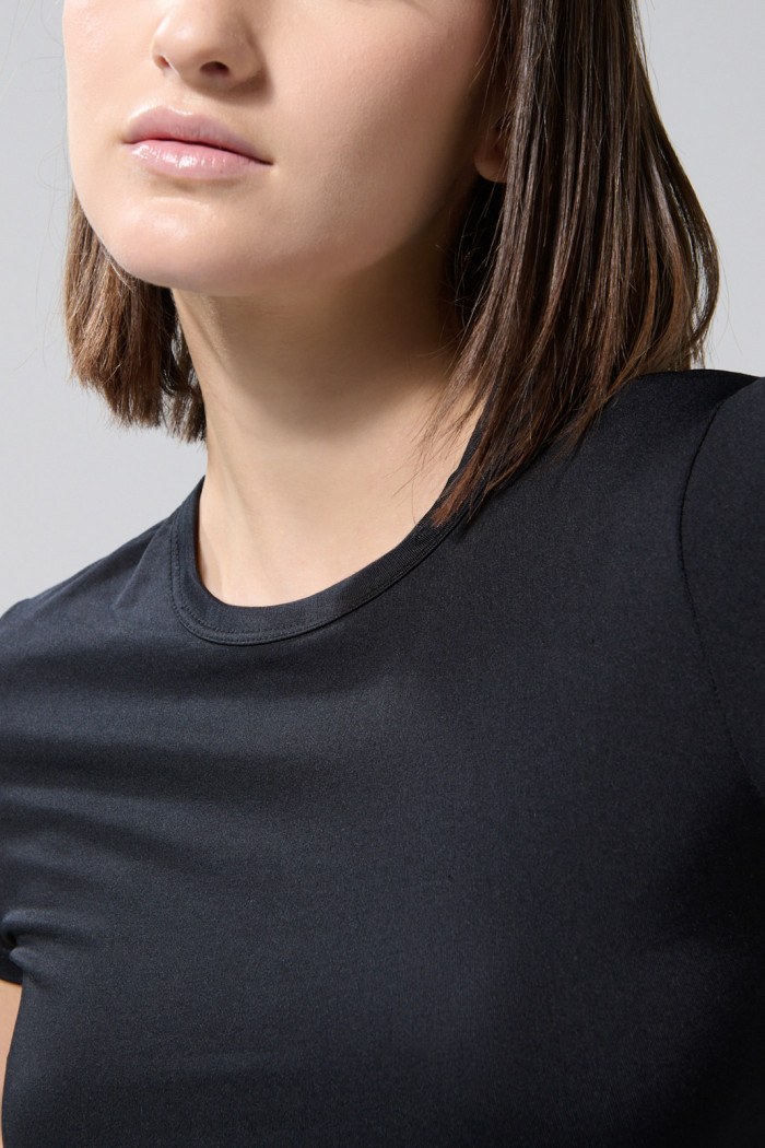 Camiseta cuello redondo unicolor con ajuste ceñido