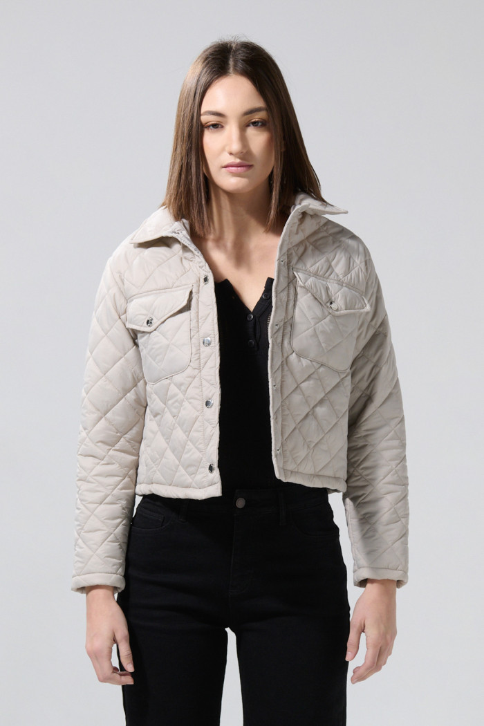 Chaqueta acolchada unicolor con rombos y cuello trucker