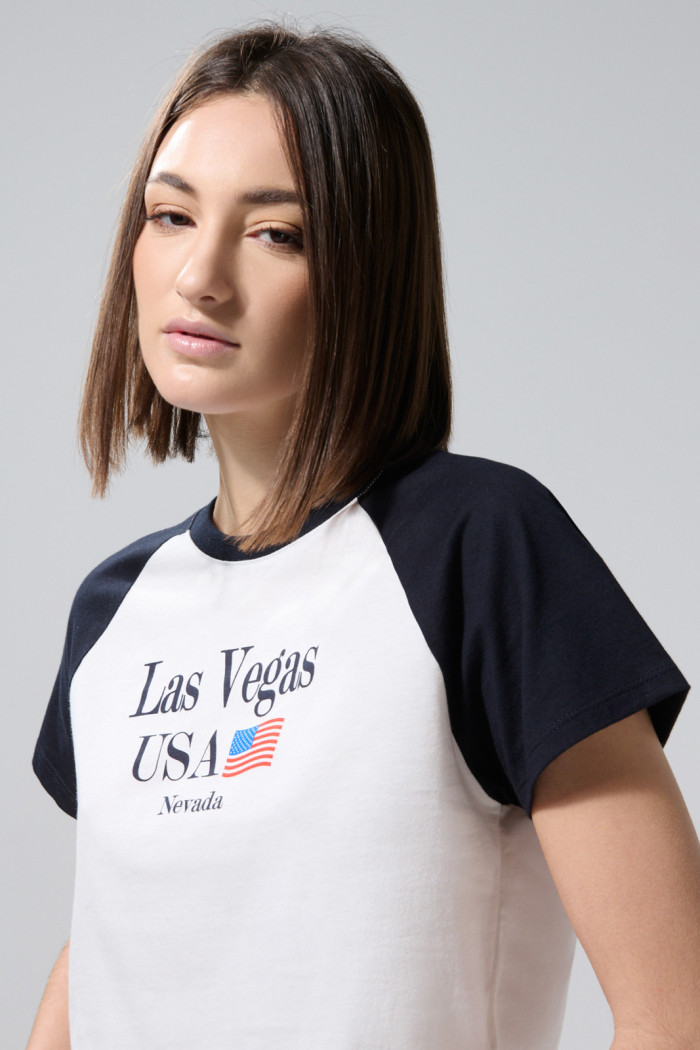 Camiseta crop top crema college con manga ranglan