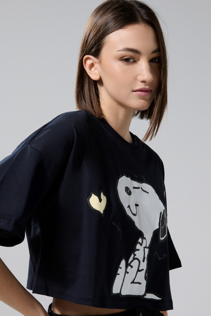 Camiseta oversize crop top azul con diseño de Snoopy