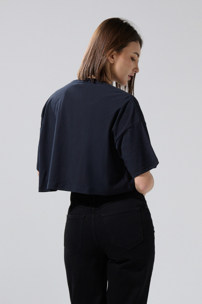 Camiseta oversize crop top azul con diseño de Snoopy