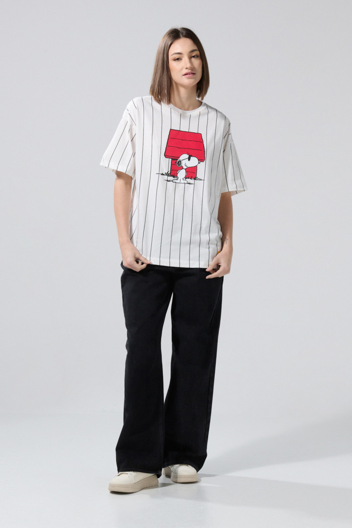 Camiseta oversize a rayas crema de Snoopy manga corta