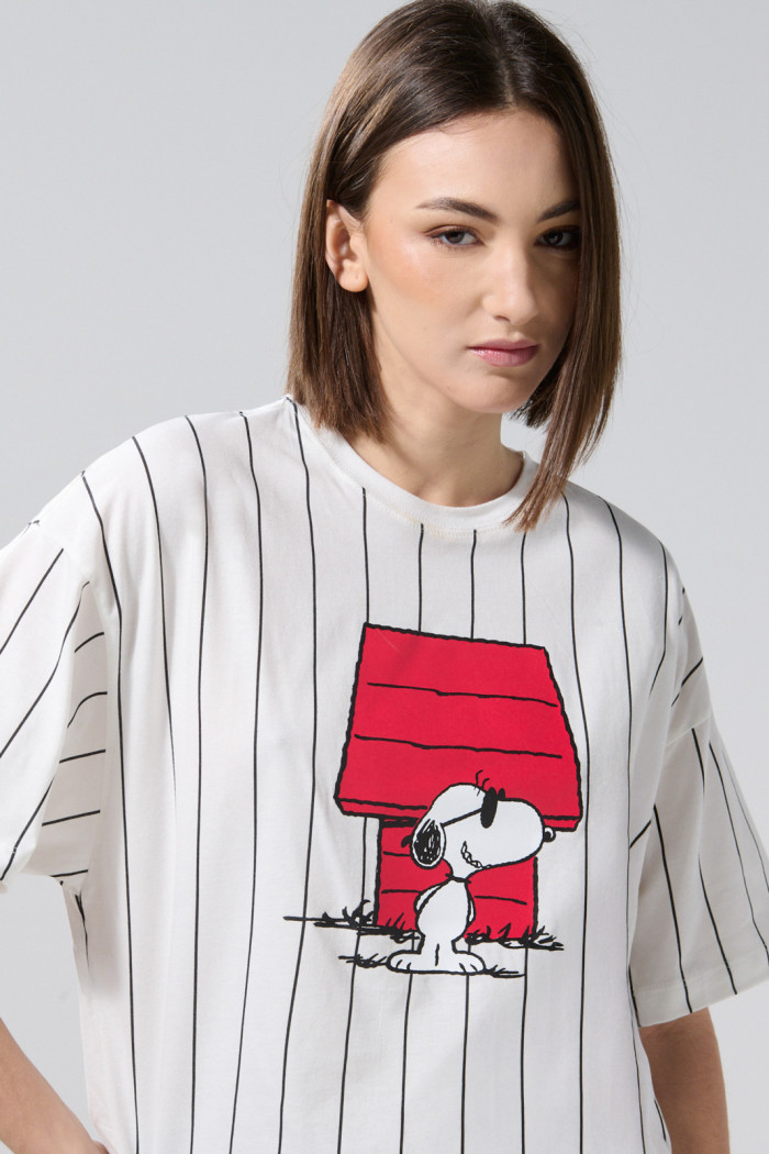 Camiseta oversize a rayas crema de Snoopy manga corta