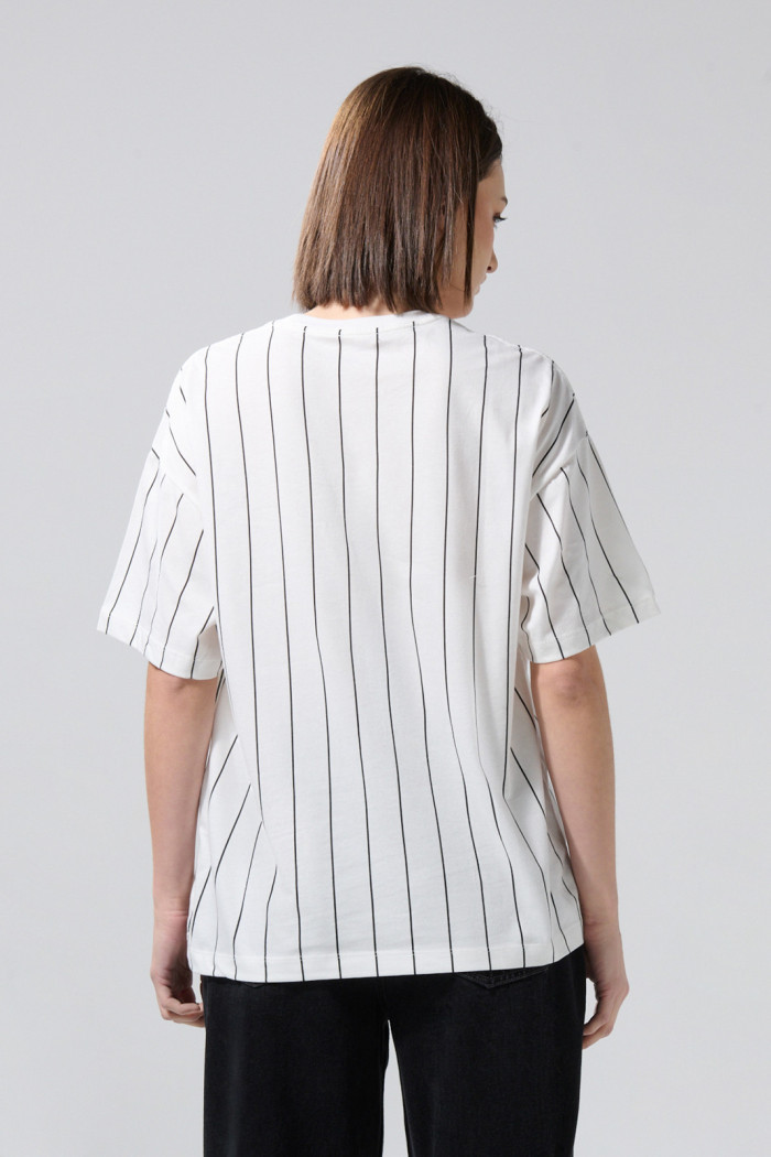 Camiseta oversize a rayas crema de Snoopy manga corta