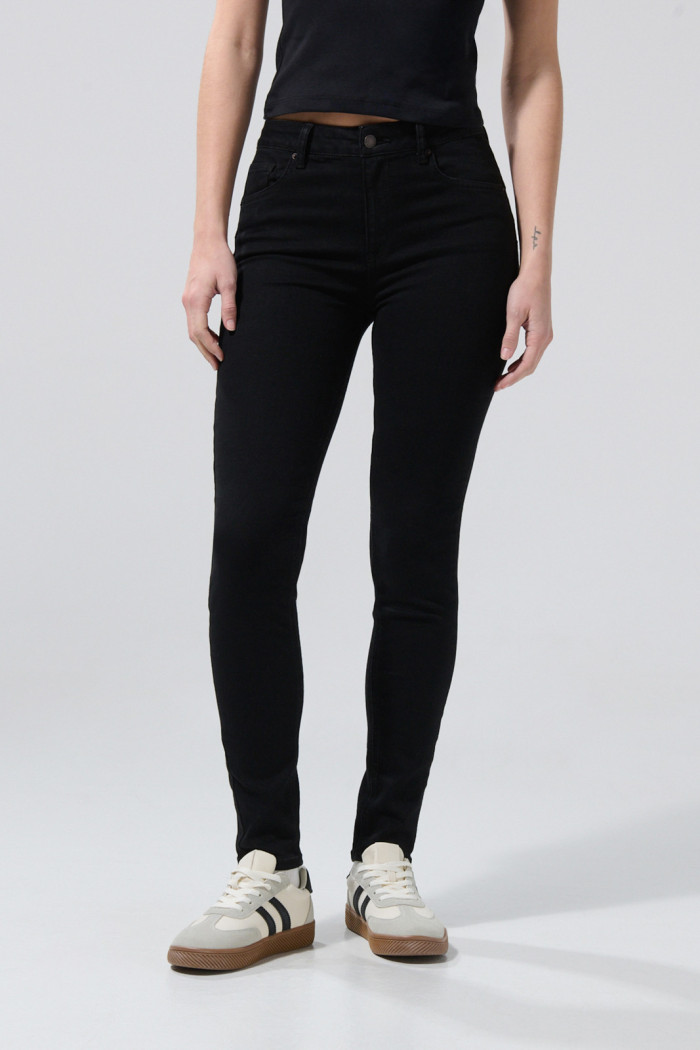 Jean push up con tiro alto negro, bolsillos y realce