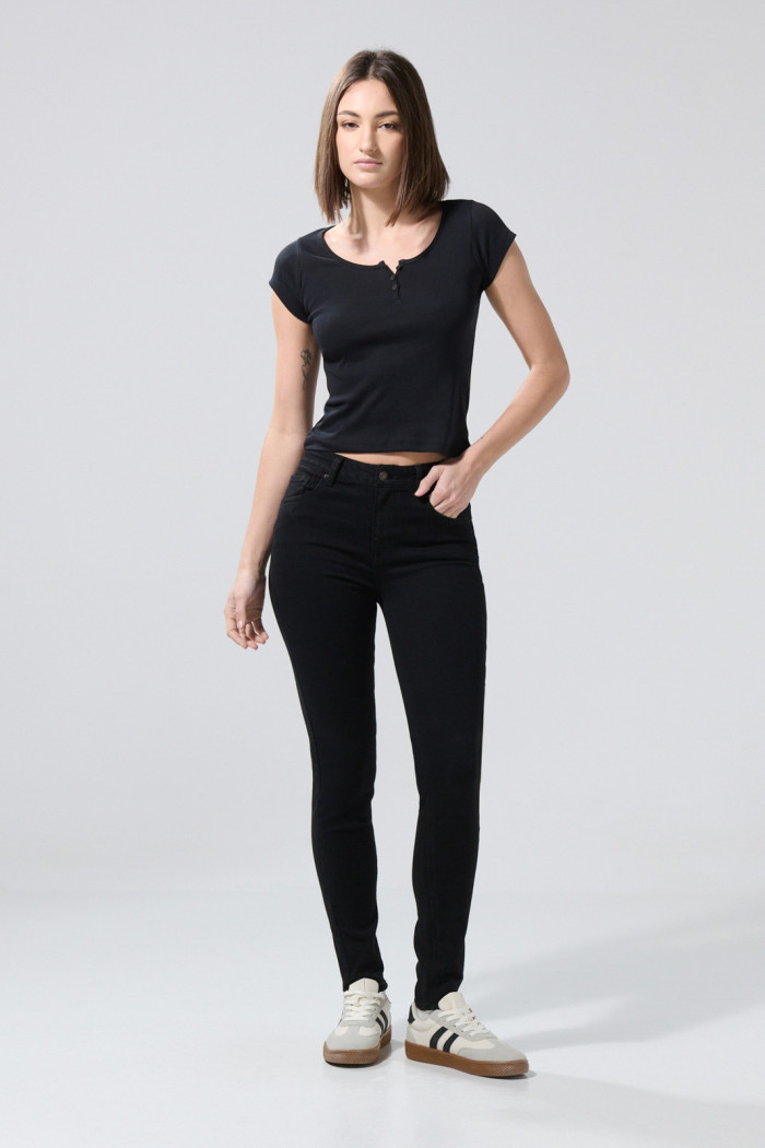 Jean push up con tiro alto negro, bolsillos y realce