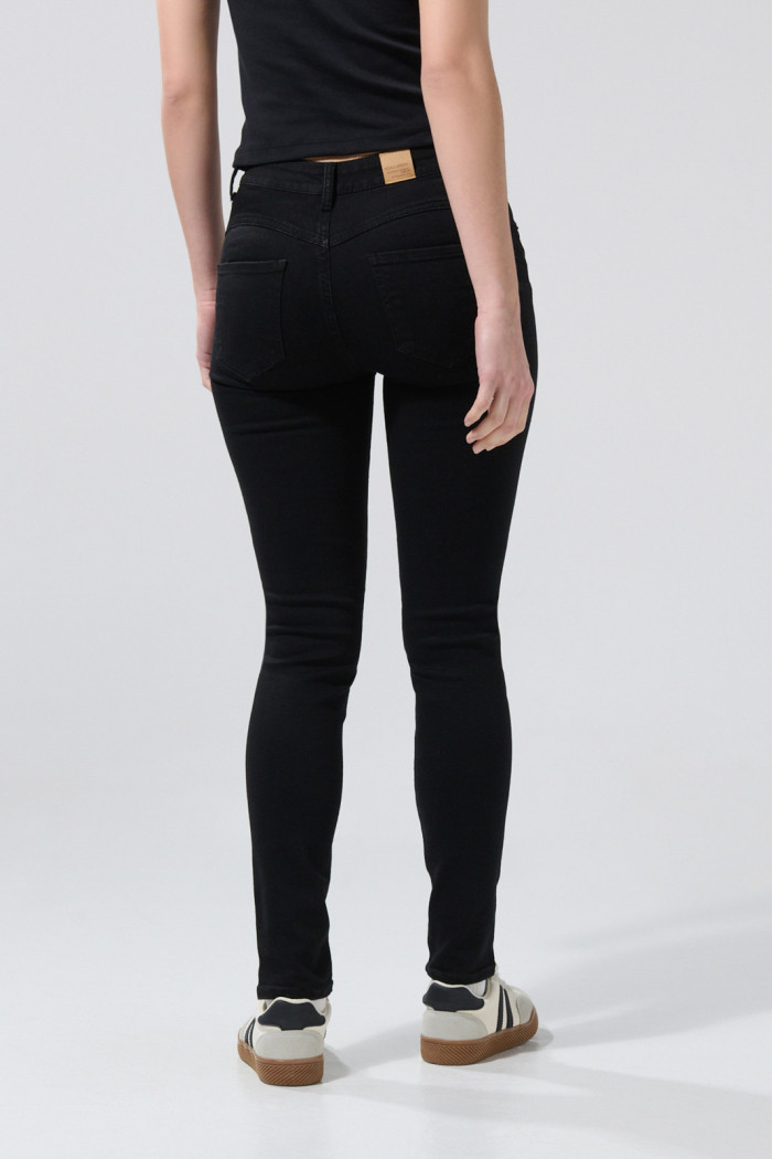 Jean push up con tiro alto negro, bolsillos y realce