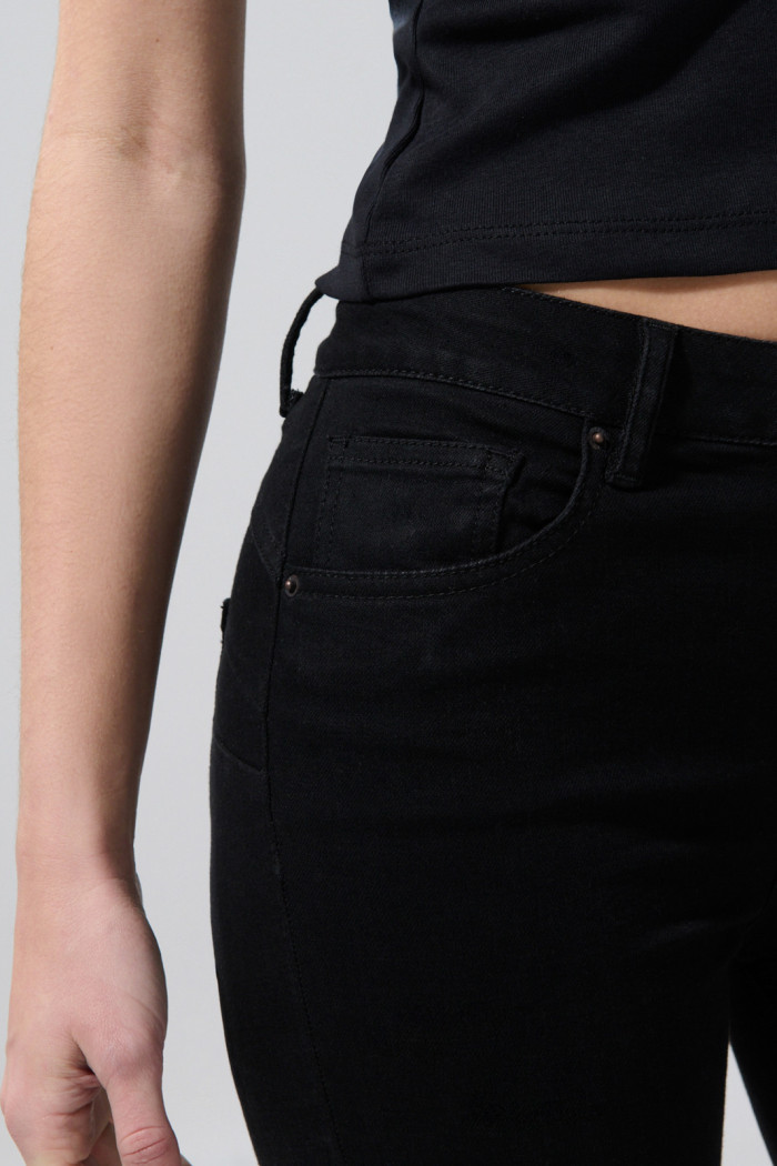Jean push up con tiro alto negro, bolsillos y realce