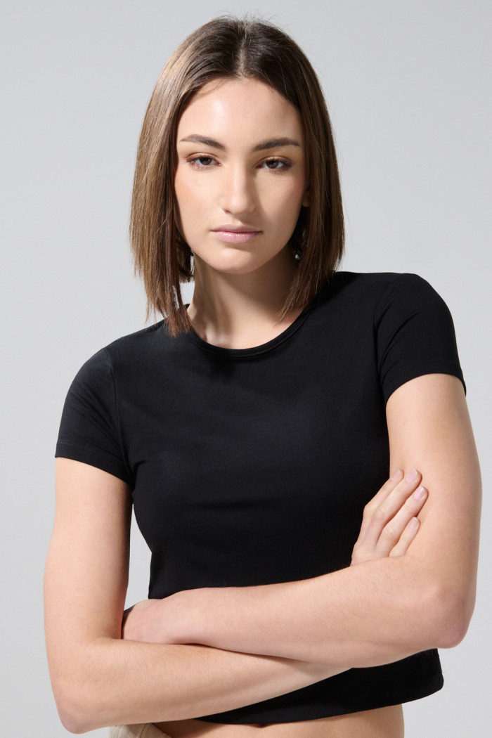 Camiseta en rib unicolor cuello redondo con manga corta