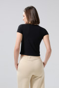 Camiseta en rib unicolor cuello redondo con manga corta