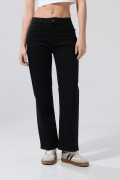 Jean negro tipo straight leg con bota recta y tiro alto
