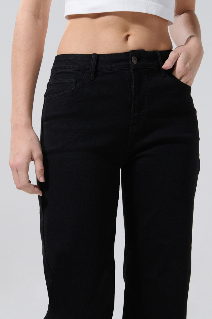 Jean negro tipo straight leg con bota recta y tiro alto