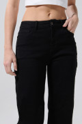 Jean negro tipo straight leg con bota recta y tiro alto