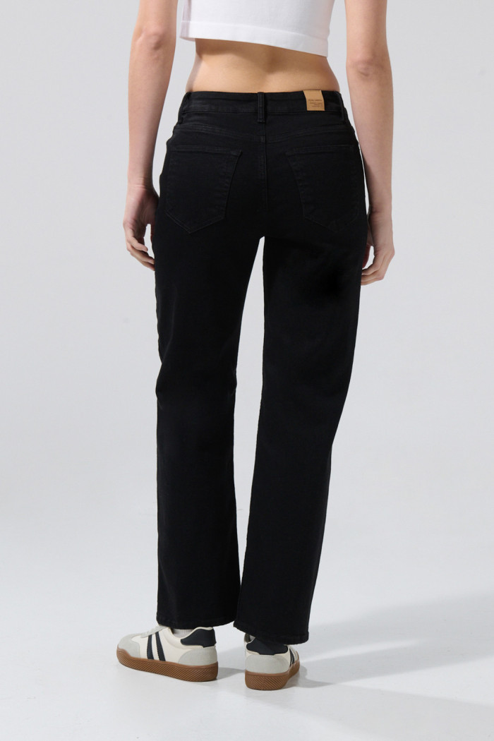 Jean negro tipo straight leg con bota recta y tiro alto
