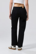 Jean negro tipo straight leg con bota recta y tiro alto