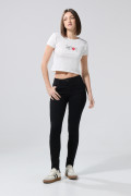 Jean push up tiro alto negro con realce posterior y bolsillos