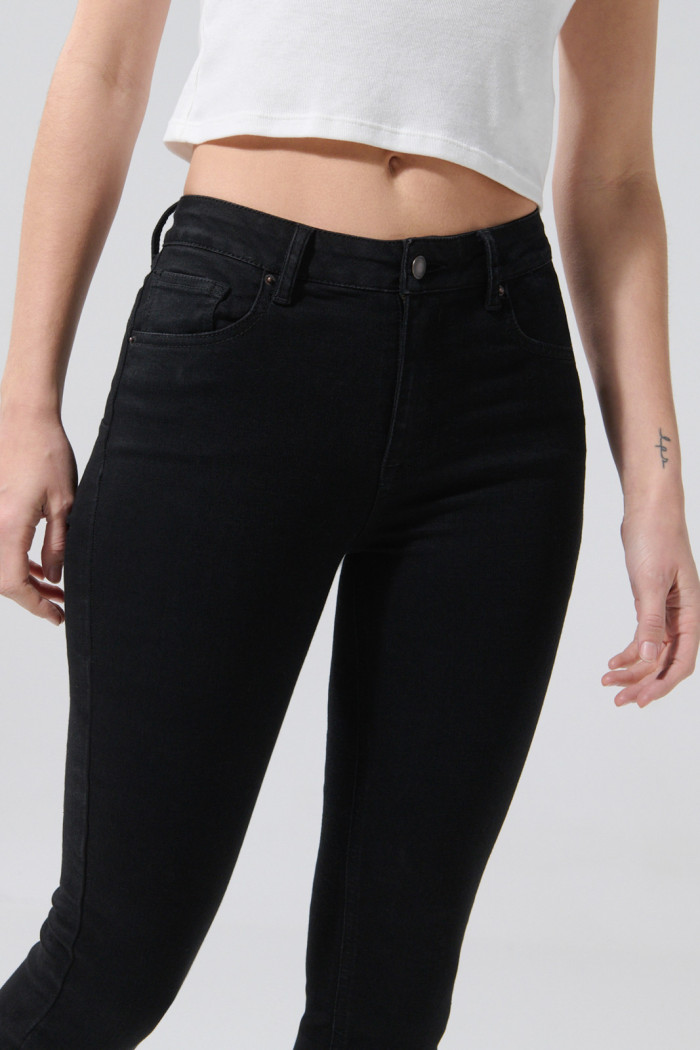 Jean push up tiro alto negro con realce posterior y bolsillos