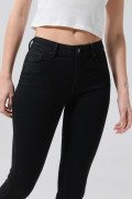 Jean push up tiro alto negro con realce posterior y bolsillos