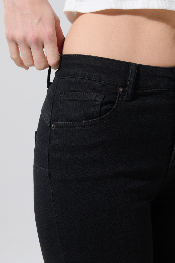 Jean push up tiro alto negro con realce posterior y bolsillos