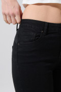 Jean push up tiro alto negro con realce posterior y bolsillos