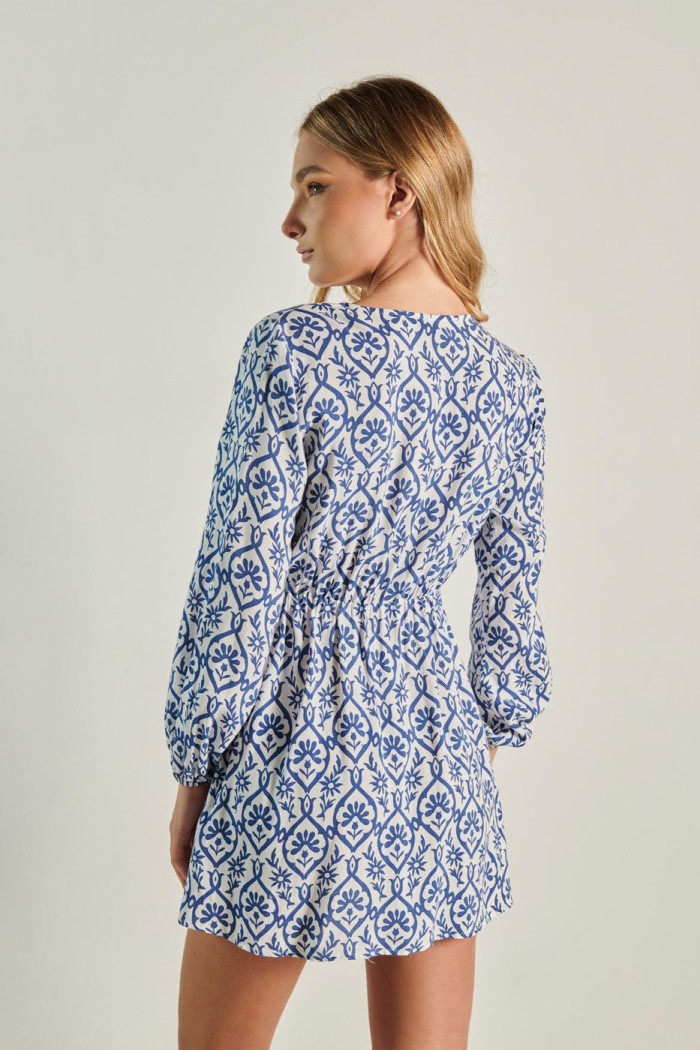 Vestido azul intenso corto holgado con diseños y manga larga