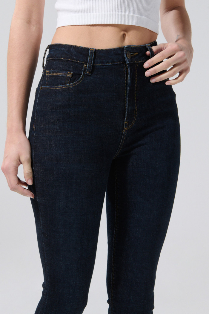 Jean tiro súper alto jegging azul intenso con ajuste ceñido