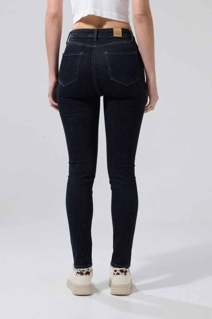 Jean tiro súper alto jegging azul intenso con ajuste ceñido
