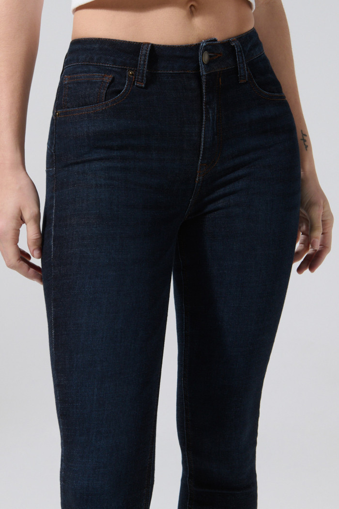 Jean azul intenso push up tiro alto con pinzas posteriores