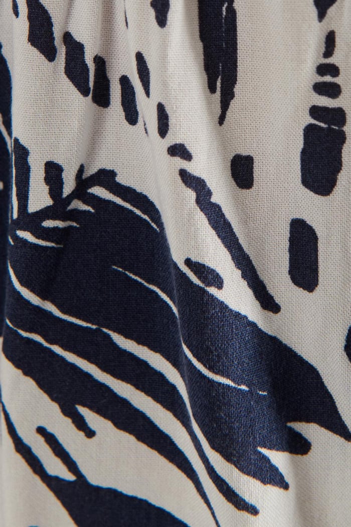 Vestido corto azul estampado con botones y cuello bandeja