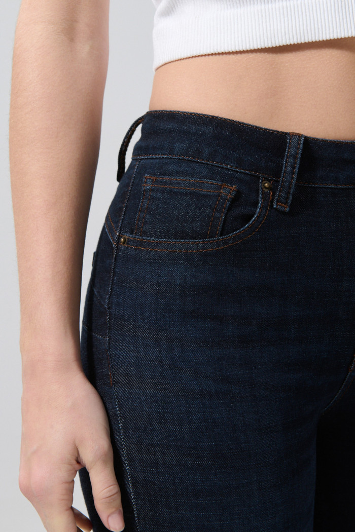 Jean azul intenso push up tiro alto con pinzas posteriores