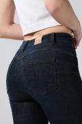 Jean azul intenso push up tiro alto con pinzas posteriores
